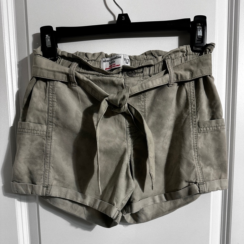 “Girls’ cargo-style high-rise paperbag waist shorts